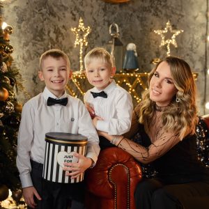 Екатеринбург: семейная фотосессия в новогодних интерьерах