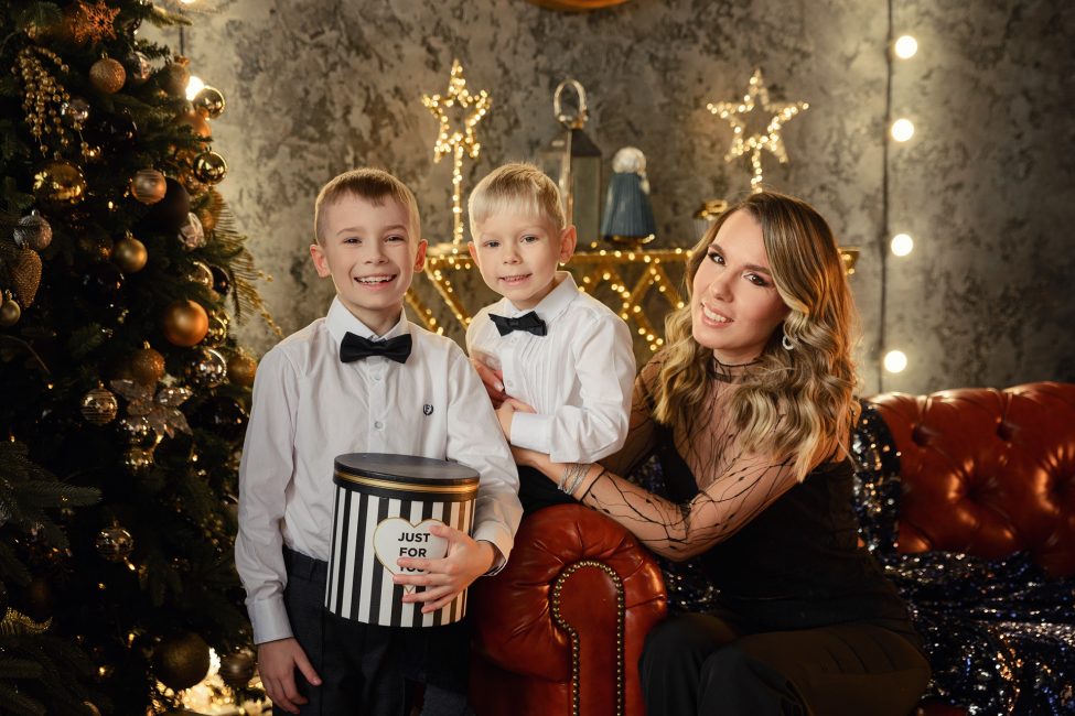 Екатеринбург: семейная фотосессия в новогодних интерьерах